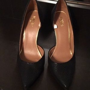 Black snake skin pumps